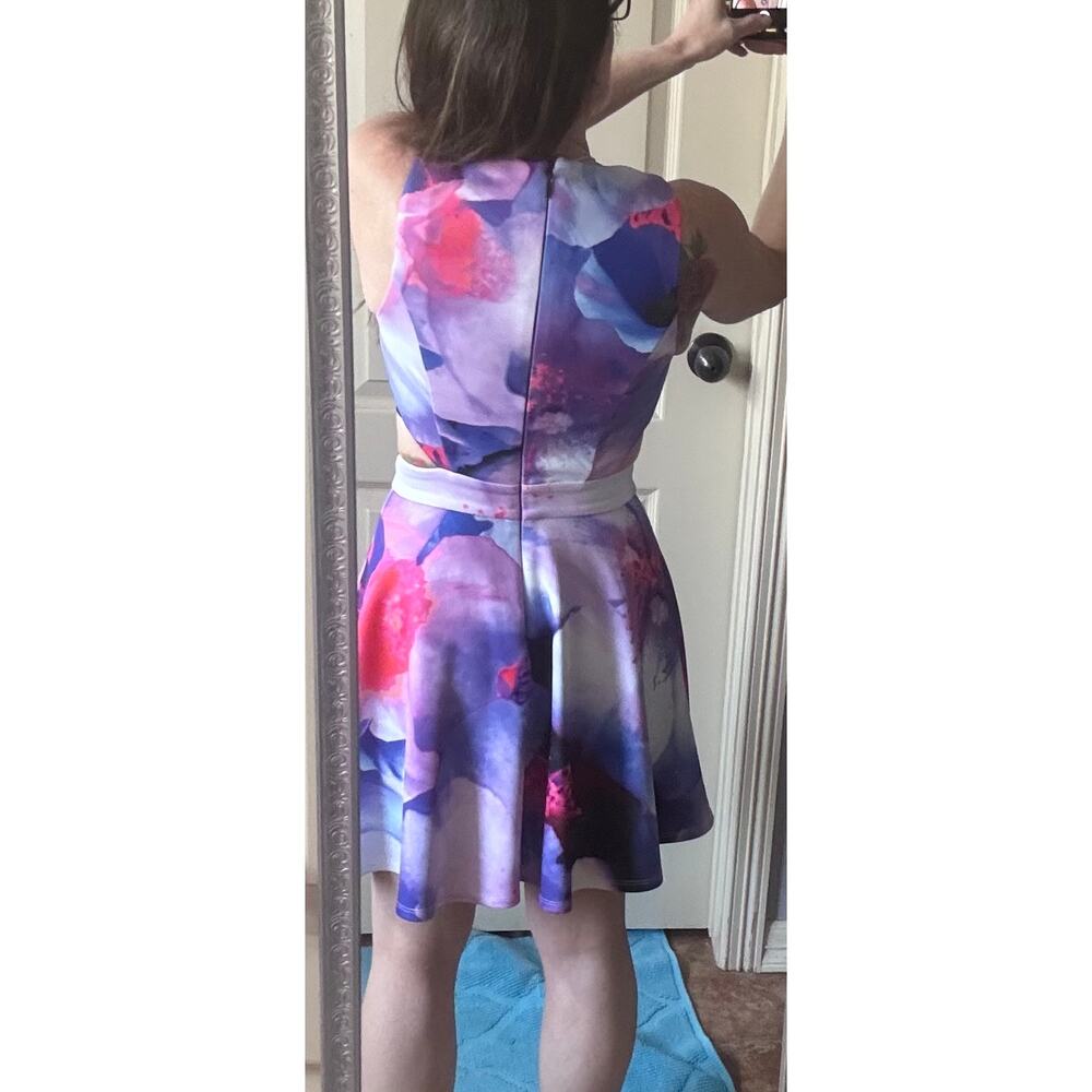 Stunning Bebe fit & flare dress in a vibrant abstract floral print 💜 - Picture 4 of 11